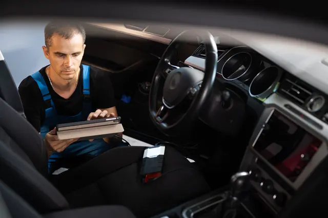 Die Preise in den Kfz-Werkstätten sind gegenüber dem Vorjahr um fünf Prozent gestiegen.  | Foto:  Smarterpix/uflypro