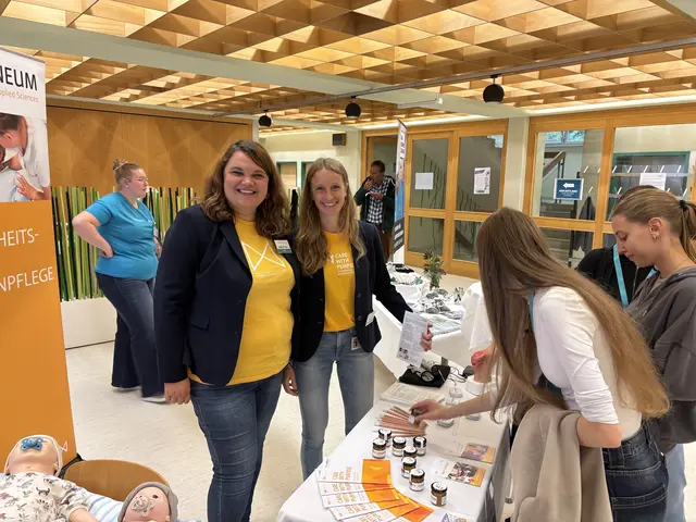 Christina Kandutsch (l.) und Evelyn Schweighofer vom Gesundheitscampus der FH Joanneum in Kapfenberg informierten über den neuen Bachelorstudiengang "Gesundheits- und Krankenpflege". | Foto: MeinBezirk/Laura Jung