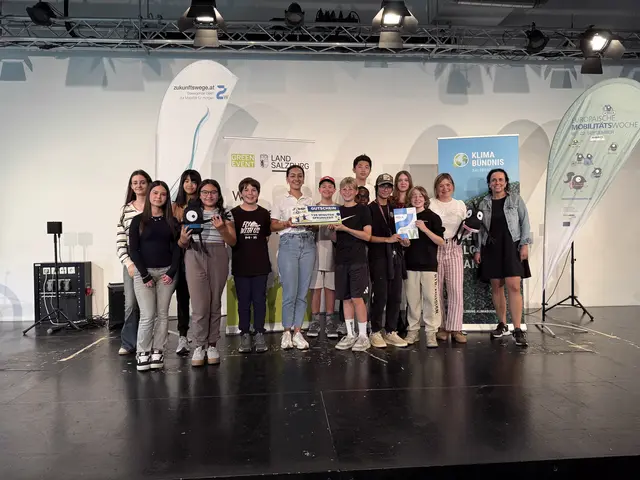 Gewinnerklasse des internationalen Zweigs des Gymnasium Zaunergasse beim Kreativwettbewerb "Deine Stadt, deine Moves" mit Stadträtin Anna Schiester und Yvonne Rosenstatter (Salzburger Verkehrsverbund) sowie Mirela Halilovic (Jump Dome) | Foto: Salzburger Verkehrsverbund