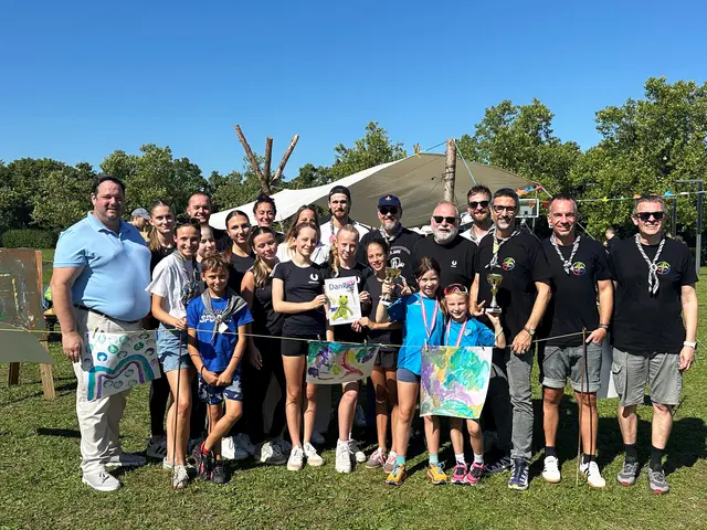 Gruppenfoto beim Sommerschlussfest 2025 mit den
geschäftsführenden Gemeinderäten Andreas Dechant und Markus Waldner sowie Gemeinderat
Franz Jedlicka sowie Vertreterinnen und Vertretern der Pfadfinder Südstadt und der Sportunion
Südstadt. | Foto: Marktgemeinde Maria Enzersdorf