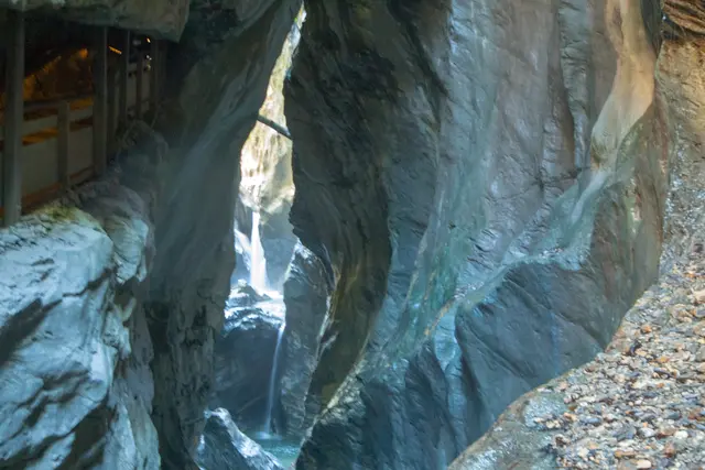 Bild # 2965: tiefer Schatten mit schmaler Spaltdurchsicht in gleisendes Sonnenlicht. | Foto: © by Ing. Günter Kramarcsik