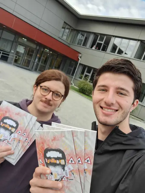 SJ OÖ Landessekretär Markus Brunner und Dorian Velija teilen vor den Schulen Kalender aus, die auf Probleme im Bildungssystem hinweisen sollten.  | Foto: SJ Oberösterreich