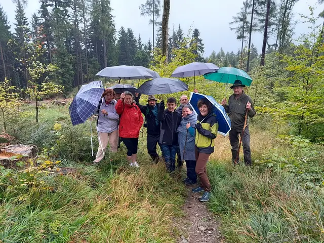 Die Gruppe erkundeten die heimischen Wälder.  | Foto: Öbf/Haslinger
