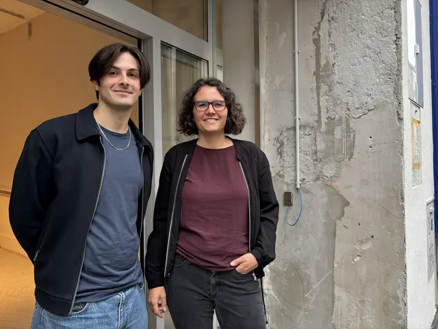 (v.l.) Benjamin Hannak und Julianna Fehlinger kaufen bei Mila. Der Mitmach-Supermarkt öffnet am 10. Oktober seine Türen. | Foto: Michael Marbacher/MeinBezirk