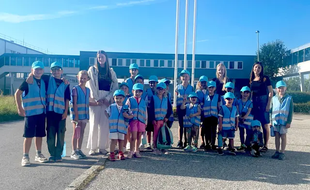 Strahlende Gesichter der Kinder und Betreuerinnen vor dem Sigmatek-Headquarter in Lamprechtshausen.  | Foto: Sigmatek