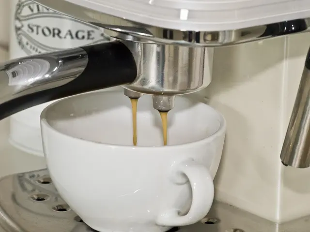 Laut Tchibo benötigt man für eine Tasse Kaffee mit rund 250 ml etwa 15 Kaffeebohnen. | Foto: Symbolbild pixabay.com