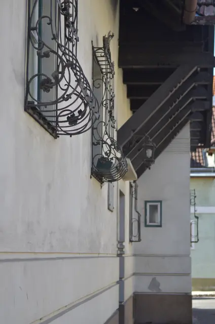 Das Ende eines historischen Eckhauses im Ort. | Foto: Santrucek