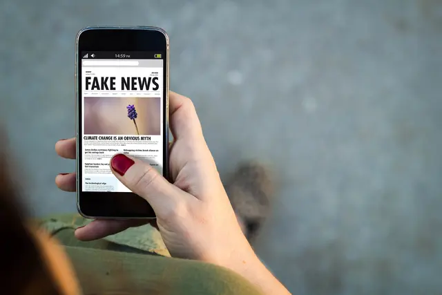Das Thema Fake News geht jeden etwas an. | Foto: Smarterpix/georgejmclittle