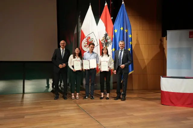 Mit dem Großen Literaturstipendium des Landes Tirol wurden Friederike Gösweiner (2. v. r.) und Emil Kaschka (Mitte) ausgezeichnet, der wie auch Anna Schober (2. v. l.) von LH Mattle und Innsbrucks Vizebürgermeister Georg Willi den Poetry-Slam-Preis erhielt. | Foto: Land Tirol/Jovanovic