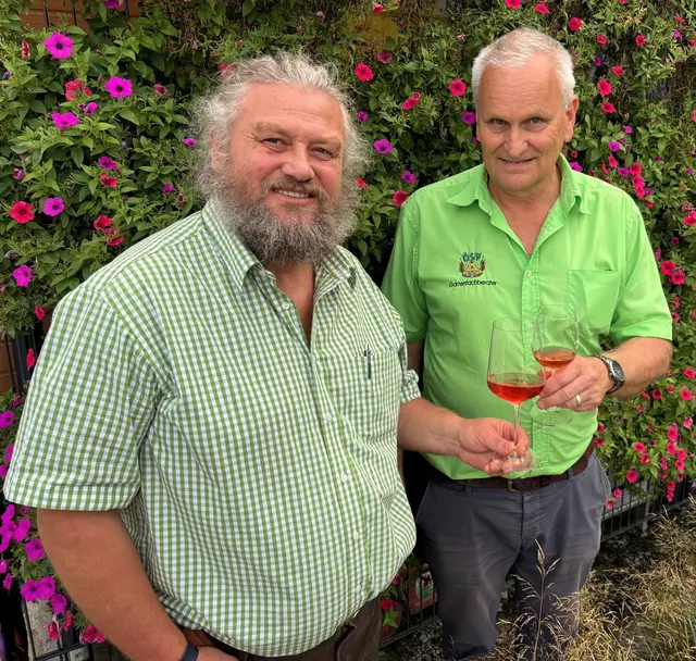 Sogar der OÖ. Siedler-Landesobmann Helmut Löschl (links) und sein Stellvertreter Willi Frickh kamen zum Herbstfest nach Schärding. | Foto: Franz Gruber