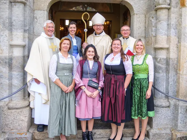 Anita Webhofer übernimmt die Leitung des Seelsorgeraums, der bisherige Vikar Paul Salamon ist nun Pfarrprovisor aller Pfarren. Ihm zur Seite steht Andreas Schätzle als mithelfender Priester. Ebenfalls zum Team gehören SR-Koordinatorin Kathrin Reiter, Jugendleiterin Lisa Senfter sowie die beide Pfarrsekretärinnen und Pfarrkoordinatorinnen Maria Schett und Melanie Duracher, sowie Nina Jeller-Leiter. | Foto: Martin Bürgler