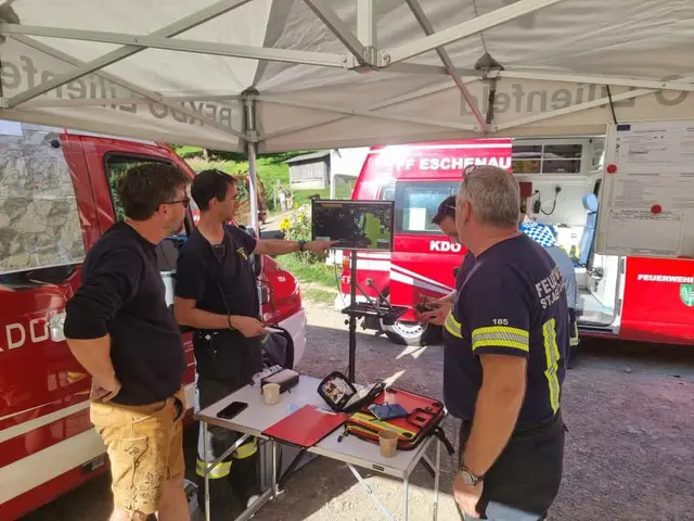 Bürgermeister Christian Fischer verfolgte das Übungsszenario vor Ort und zeigte sich beeindruckt vom Einsatz der rund 150 Einsatzkräfte | Foto: Christian Teis