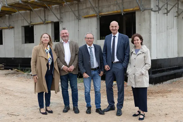 Sozial-Landesrat Christian Dörfel machte sich gemeinsam mit LAbg. Wolfgang Klinger (Mitte), LAbg. Regina Aspalter (1.v.r.), dem Geschäftsführer der OÖ Gesundheitsholding Harald Schöffl (2.v.l.) und der Leiterin der LPBZ GmbH Geschäftsführerin Anna Maria Dieplinger (1.v.l.) ein Bild vom Baufortschritt des Landespflege- und Betreuungszentrums Christkindl.  | Foto:  Land OÖ/Lina Spenlingwimmer
