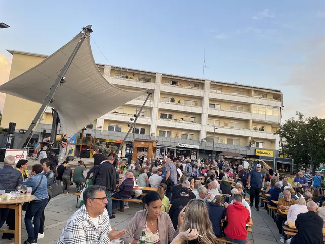 Besucherinnen und Besucher genossen vergangene Woche am Hauptplatz Oberpullendorfs die vielfältigen regionalen Speisen und Getränke. | Foto: Verein BLOP!