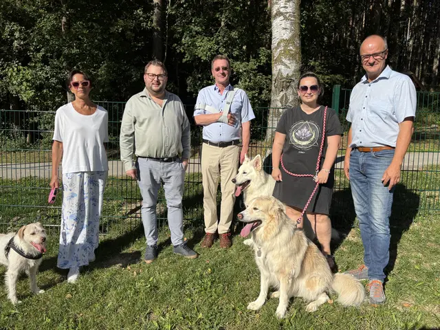Bei der offiziellen Eröffnung der Hundezone kamen Bürgermeister, Vize und Gemeinderat | Foto: Lauren Fahrenberger / MeinBezirk