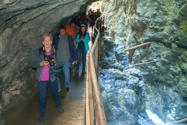 Bild # 2962: Helene und dahinter Tochter Gina unter den vielen Besuchern. | Foto: © by Ing. Günter Kramarcsik