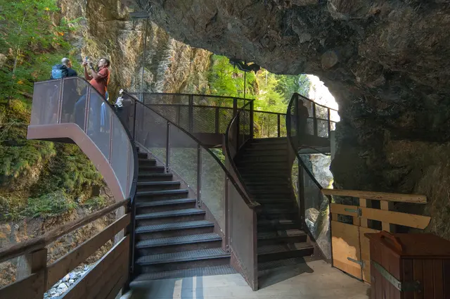 Bild # 3005: Nun geht es wieder zurück. Hier hat man die Wahl, sich bei großen Andrang am Rückweg rechts vorbei zu schwindeln 😊 | Foto: © by Ing. Günter Kramarcsik