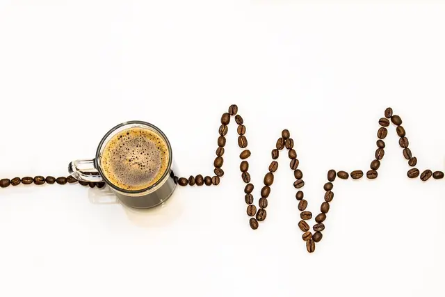 Koffein wirkt vor allem als Wachmacher, indem es im Gehirn die Müdigkeitssignale blockiert und so Konzentration, Aufmerksamkeit und Leistungsfähigkeit steigert. | Foto: Symbolbild pixabay.com