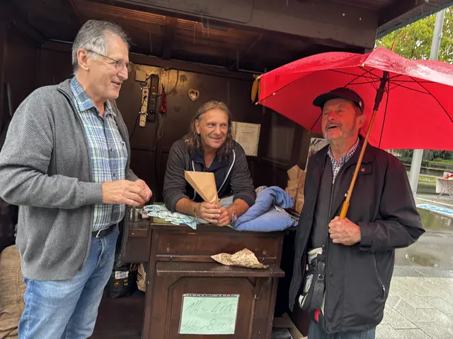 Anrainer und Passanten treffen sich bei "Maroni-Heli" auf ein Stanitzel voller Maroni. | Foto: MeinBezirk/Gerda Sammer-Schmidt