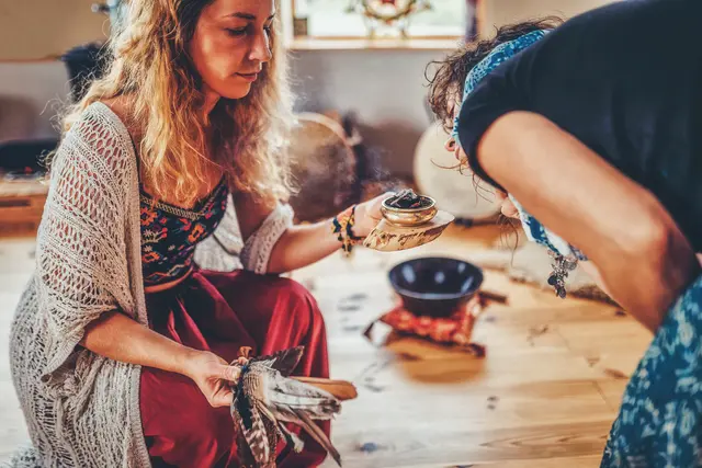 Räuchern mit Kräutern | Foto: AdobeStock - jozefklopacka