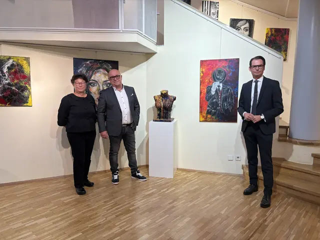 Pressekonferenz zur Vernissage: Kulturreferentin Sabine Christian, Rudolf Lichtenegger und Bürgermeister Matthäus Bachernegg. | Foto: MeinBezirk/Angelika Kern