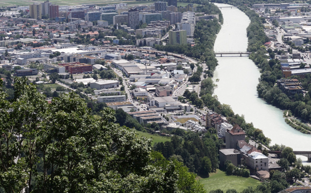 Neue Regelung in Kraft: Im Gewerbegebiet Mühlau/Arzl gilt ab 1. Oktober eine nächtliche Kurzparkzone – das soll Dauerparken verhindern und mehr Platz für Betriebe und Anrainer schaffen. | Foto: Michael aus Halle/Wikipedia 