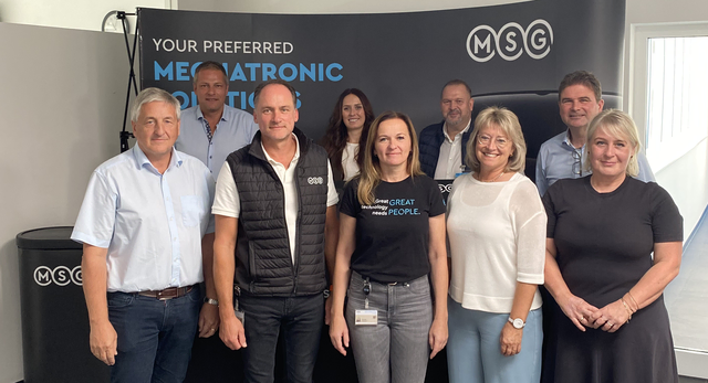 Gelungene Kooperation mit MSG: Hintere Reihe: v.l.: Fritz Kobald und Magdalena Hasenburger, AMS Regionalstellenleiter Hartmut Kleindienst und GF Martin Kollmann
Vorne v.l.: GF Ewald Lampl, Martin Kriebernegg, Claudia Habisch, zam Regionalleiterin Ingeborg Krainer und zam Unternehmenskontakterin Simona Pichler | Foto: MSG