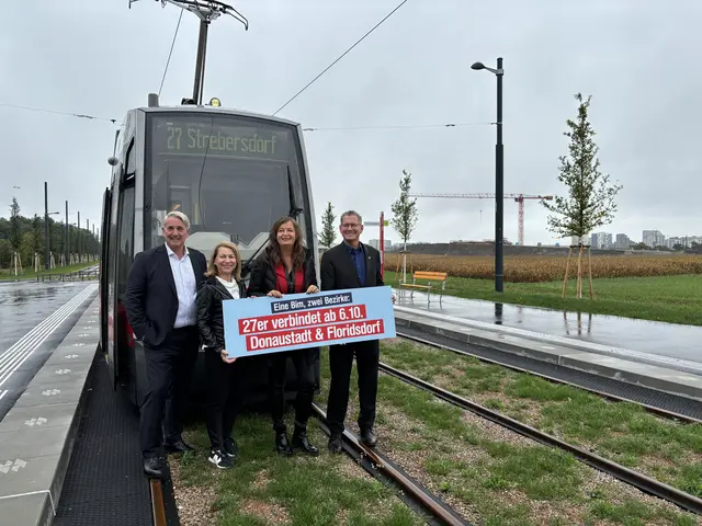 Donaustadt-Bezirksvorsteher Ernst Nevrivy (SPÖ), Wiener Linien-Geschäftsführerin Alexandra Reinagl, Mobilitätsstadträtin Ulli Sima und Floridsdorf-Bezirksvorsteher Georg Papai (beide SPÖ, v.l.) vor der neuen Bim. | Foto: Luise Schmid/MeinBezirk