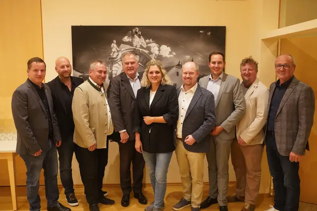 Vizebürgermeister Peter Haberl (Bromberg), Bezirksgeschäftsführer David Diabl, Bürgermeister Bernhard Karnthaler (Lanzenkirchen), Landtagsabgeordneter Franz Dinhobl, Bürgermeisterin Bärbel Stockinger (Bad Erlach), Bürgermeister Michael Nistl (Katzelsdorf), Bürgermeister Manuel Zusag (Lichtenwörth), Bürgermeister Peter Lielacher (Walpersbach), Bürgermeister Erich Rasner (Wiesmath). | Foto: Marktgemeinde Lichtenwörth