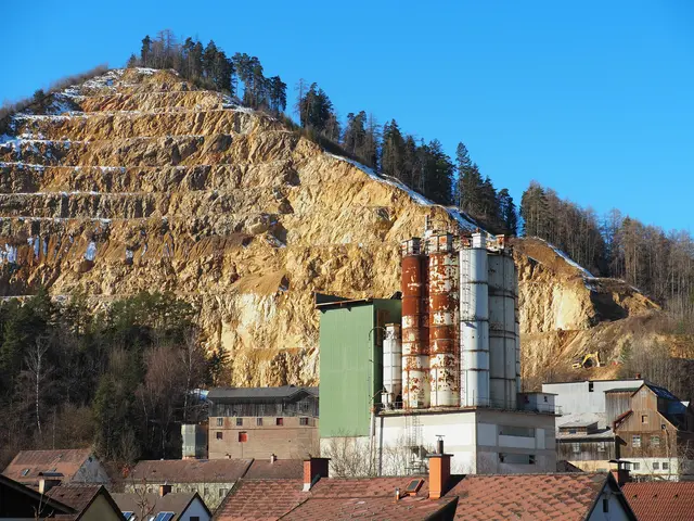 Der Steinbruch in Leoben-Leitendorf ist immer wieder Gesprächsthema: Jetzt steht der Vorwurf im Raum, dass die grundsätzliche Abbaugenehmigung nicht rechtskonform sei.  | Foto: Gaube