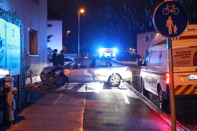 Auf der Laahener Straße in der Welser Vogelweide kommt ein Pkw von der nassen Fahrbahn ab und demoliert eine Hausfassade. | Foto: laumat.at