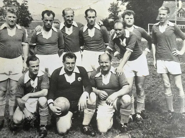 Die Familie Feurstein ist nur ein Beispiel dafür, dass mehrere Genrationen für den Verein gespielt haben. Johann Feurstein (vorne links), sein Sohn Wolfgang und auch sein Enkelsohn Christian sind dem Verein stets treu gewesen.  | Foto: Wolfgang Feurstein