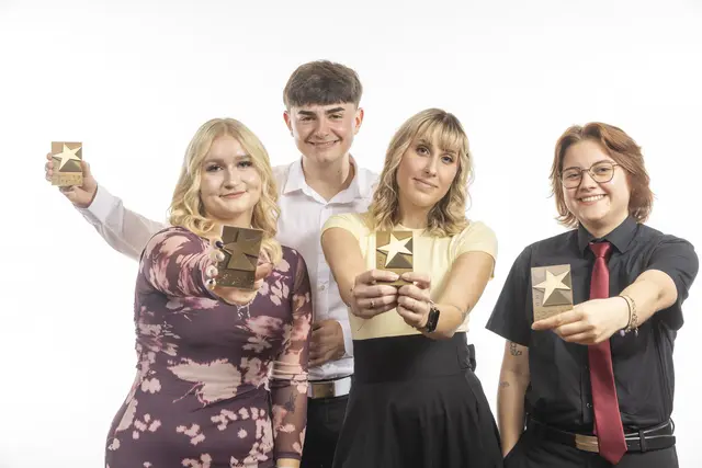 Stolz ist man auch bei den Ladenbauexperten von umdasch auf gleich vier „Stars of Styria“: Lena Kurmann – Industriekauffrau, Emin Dzubur – Metalltechniker – Schwerpunkt Werkzeugbau, Larissa Peitler – Industriekauffrau und Ines Korb – Technische Zeichnerin (v.l.) Herzliche Gratulation! | Foto: Foto Fischer