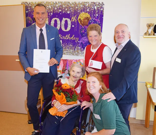 Die Jubilarin Anna-Maria Müller mit Thomas Saurauer, Claudia Schwarz, Andreas Kurleto (von links) sowie Elisabeth Kroupa (vorne). | Foto: Bernhard Garaus