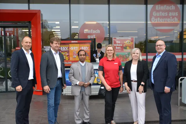 PENNY-Filiale in Oberpullendorf nach umfassendem Umbau neu eröffnet. Verkaufsleiter Fleisch Thomas Ruhmer, Pater Deivasakayaraj Sebasthikkannu, Bürgermeister Johann Heisz, Filialleiterin Dagmar Horvath, Verkaufsleiterin Anita Leitner, PENNY Geschäftsführer Niko Karras und Rayonsleiter Nicolas Letzelter. | Foto: Rosenberger Victoria