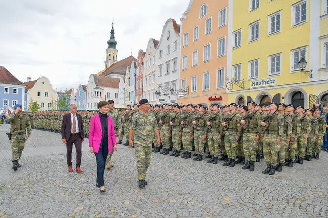 Bundesrätin Barbara Prügl und Bürgermeister Günter Streicher schreiten mit den militärisch Höchstanwesenden gemeinsam die Front ab. | Foto: Markus Zechbauer und Udo Klaus/zema-medien.de