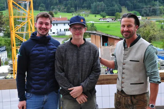 Die "Ausführenden" des Traditionsakts bei der Firstfeier v.l.n.r.: Stefan Warger (GF BONART), Julian Kofler und Bauleiter Tobias Kranebitter (beide Fa. AT Thruner) | Foto: Hassl