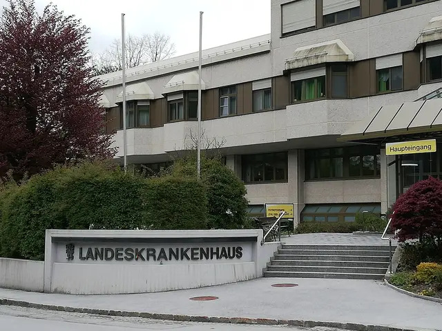 Die 65-jährige Lenkerin wurde mit Verletzungen unbestimmten Grades ins LKH Rottenmann geflogen.  | Foto: Schweiger