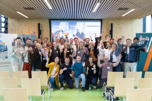 Namhafte Leistungs- und Spitzensportler:innen sowie auch Sport-Startups und weitere Stakeholder aus der Sportbranche nahmen am Dienstagnachmittag beim allerersten "Sports Athletes Entrepreneurship Day" im Universitäts- und Landessportzentrum (ULSZ) in Salzburg Rif teil. | Foto: Innovation Salzburg/Benedikt Schemmer
