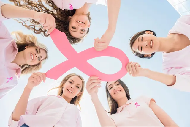 Aufklärung und Unterstützung: Besucher der Pink Ribbon Days im DEZ Innsbruck erhalten wertvolle Informationen zur Brustgesundheit. | Foto: smarterpix (Symbolbild)