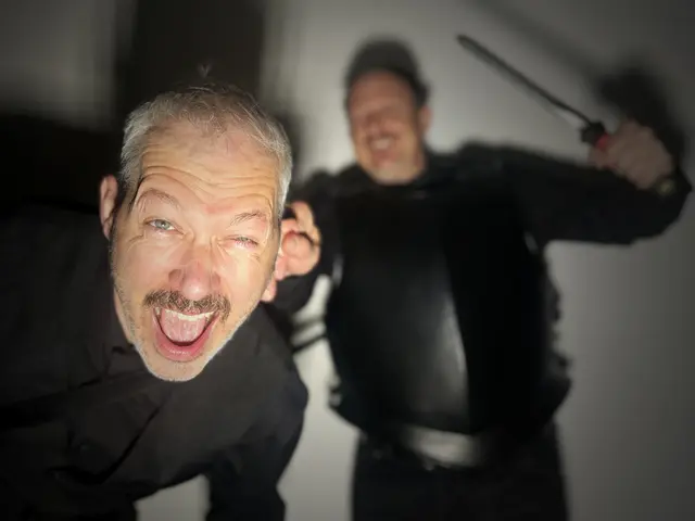 Der Diener hat sich nach dem Herrn zu richten – Klaus Schneider als Sosias und Gunther Hölbl als Amphitryon.  | Foto: Stadttheater Kufstein