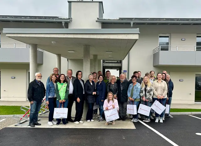 LHStv.in Gaby Schaunig und Bürgermeister Martin Treffner überreichten die Schlüssel an die neuen Mieterinnen und Mieter der VKS-Wohnanlage in der St. Martiner Dorfstraße in Feldkirchen | Foto: Büro LHStv.in Schaunig