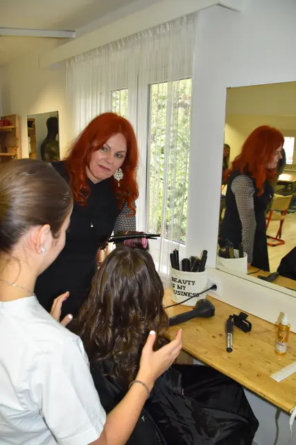 Bei einem Lokalaugenschein im Dezember 2024 überzeugten sich Landesrätin Cornelia Hagele, Bürgermeister Christian Härting und Dietmar Meinschad von der Bildungsdirektion Tirol von der hohen Qualität der PTS Telfs.