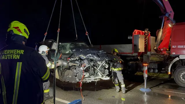 Die Bergung beider Unfallfahrzeuge wurde durch die FF Mautern/Donau mit ihrem Wechselladefahrzeug sowie mit dem Abschleppanhänger der FF Palt durchgeführt. | Foto: DOKU NÖ