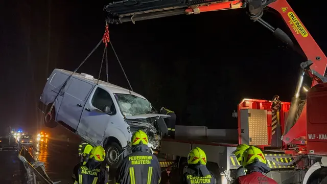 Die Bergung beider Unfallfahrzeuge wurde durch die FF Mautern/Donau mit ihrem Wechselladefahrzeug sowie mit dem Abschleppanhänger der FF Palt durchgeführt. | Foto: DOKU NÖ