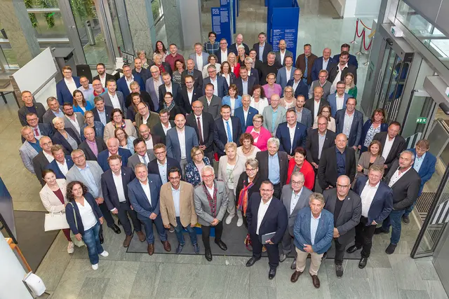 Landesrat Sven Hergovich mit Gemeindevertreterinnen und Vertretern. | Foto: SPÖ NÖ