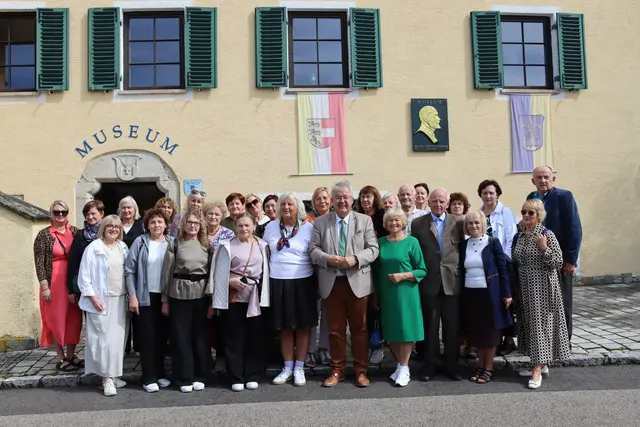 Die Reisegruppe aus Litauen besuchte unter anderem mit Bürgermeister Walter Zemrosser und Prof. Roland Adunka das Auer-von-Welsbach-Museum.

 | Foto: Stadtgemeinde Althofen