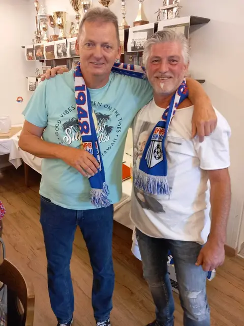 Feurstein Wolfgang und Scherkl Reini verbindet der Verein seit Jahrzehnten.  | Foto: Wolfgang Feurstein