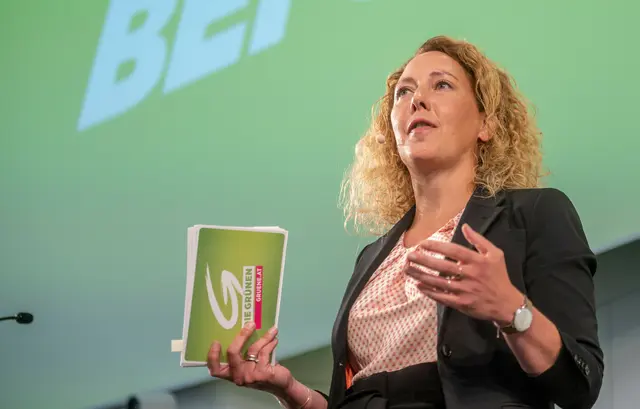 Als "historischen Sündenfall" und "Bankrotterklärung für den Klimaschutz" bezeichnen die Parteivorsitzenden der Grünen Wien, Judith Pühringer und Peter Kraus, die Bekanntgabe zum Bau der Lobauautobahn. | Foto: Martin Juen / SEPA.Media / picturedesk.com