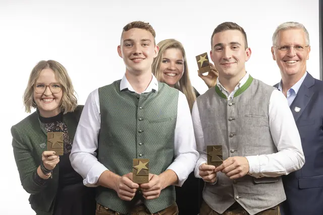 „Wir sind sehr stolz auf unsere Lehrlinge Mario Mandl (links) und Hannes Meier (rechts), die bei den Stars of Styria ausgezeichnet wurden. Beide überzeugten schon beim Landeslehrlingswettbewerb – Mario schaffte es sogar bis auf Bundesebene.“, gratuliert die Fahrmilie Paier herzlich. | Foto: Foto Fischer